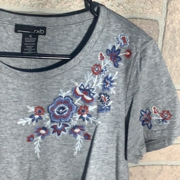 RXB NEW - Sz S - gray heathered floral embroidered cotton tee hi low cut - Picture 2 of 5